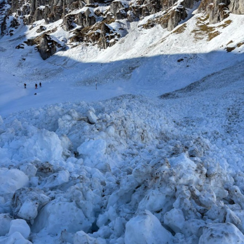 Pericol de alunecare în Munții Bucegi din cauza plăcii de gheață desprinsă