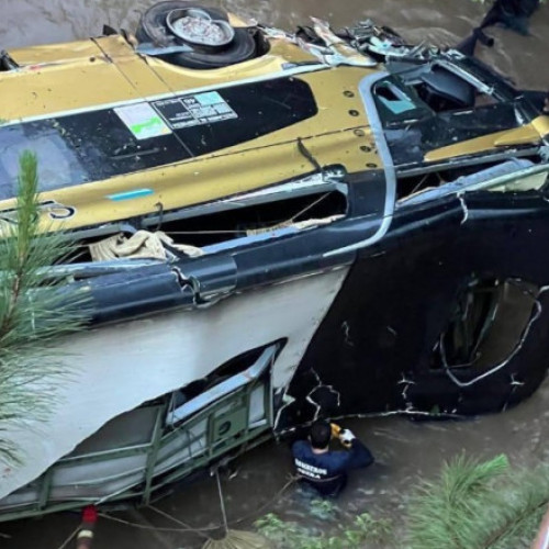 Nouă morți și 29 de răniți după ce un autocar a căzut de pe un pod în Argentina