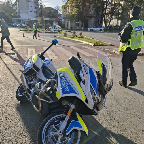 Accident fără victime pe strada Marchian din Botoșani cu motocicletă a Poliției