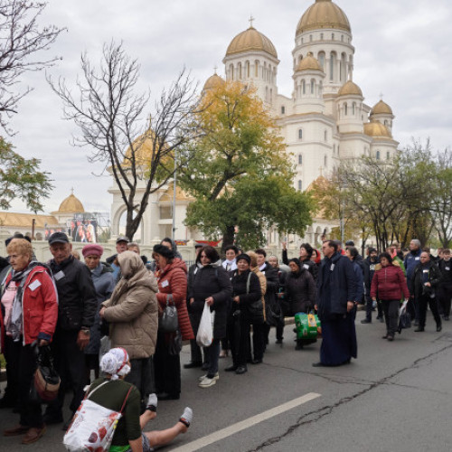 Bărbat prins distribuind materiale legionare la sfințirea Catedralei Naționale