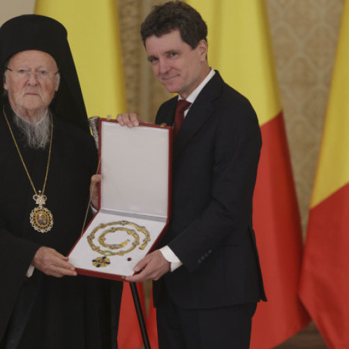 Președintele Nicușor Dan a decorat Patriarhul Ecumenic și Patriarhia Română la sfințirea Catedralei Naționale