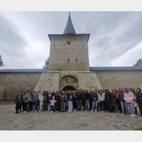 Elevii liceului de arte din Oradea au explorat comorile Bucovinei în programul Școala Altfel