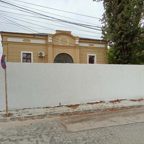 Zid înalt ascunde fațada renovată a unei clădiri istorice din Galați