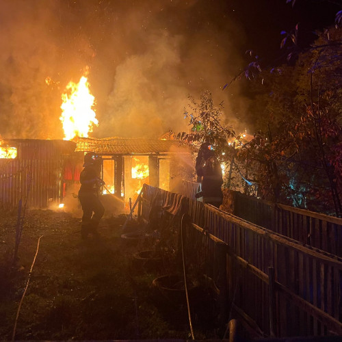 Incendiu distruge casa unui bărbat din Coțușca în noaptea de luni spre marți