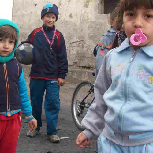 Abandonul școlar rămâne o problemă în județul Galați, mai ales în comunitățile rome