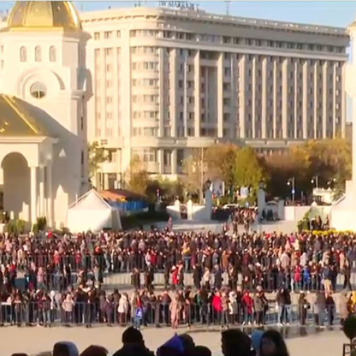 Zeci de mii de credincioși așteaptă să viziteze Catedrala Mântuirii Neamului