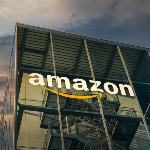 Amazon începe disponibilizări masive în segmentul corporativ, urmând să se concentreze pe investiții în inteligență artificială