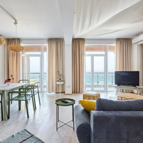 Românii aleg vacanțe aproape de plajă și experiențe urbane pe litoral în 2025