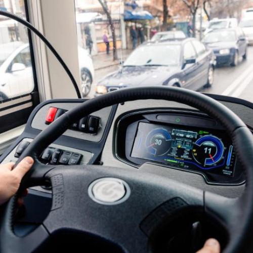 Șofer de autobuz STB surprins jucând păcănele la volan în București