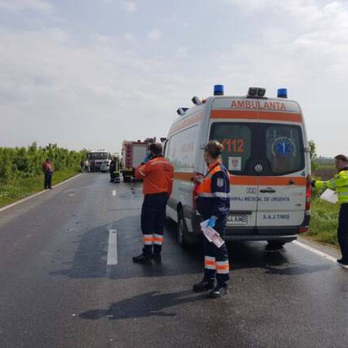 Pompierii intervin la un accident rutier cu două autoturisme și o cifă în Sânmihaiu Român