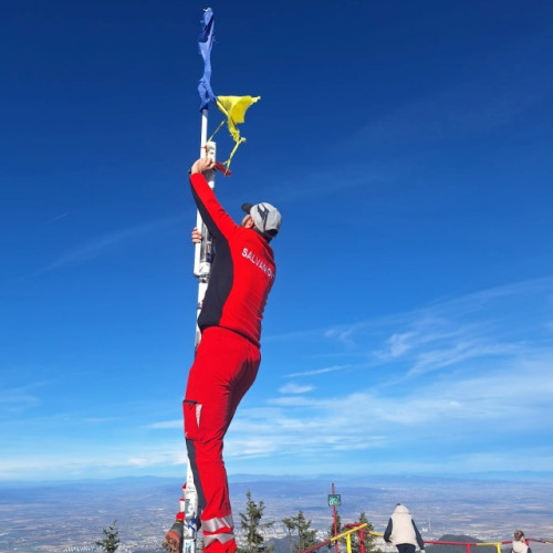 Salvamont Brașov a curățat vârful Tâmpa și a schimbat steagurile deteriorate