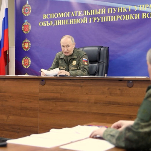 Putin apare din nou în uniformă militară, sugerând strategii subtile în războiul din Ucraina