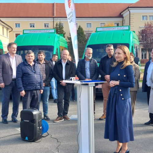 Consiliul Județean Sibiu a predat 13 microbuze electrice pentru transportul școlar
