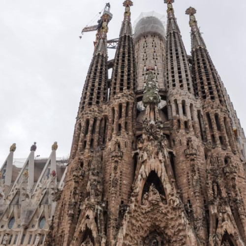 Sagrada Familia devine cea mai înaltă biserică din lume după ridicarea turnului central