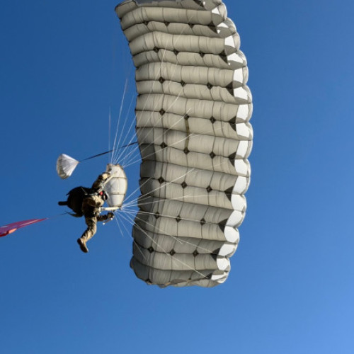 Militar folosește parașuta de rezervă în timpul unui exercițiu la Buzău