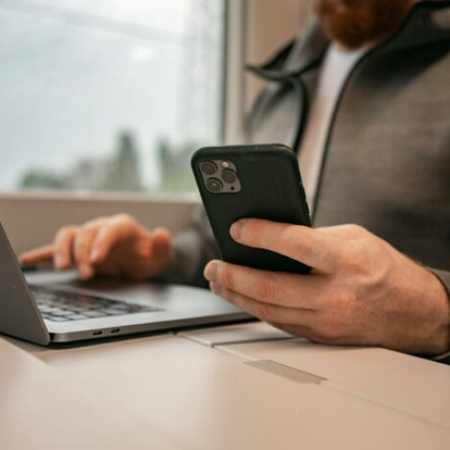 Un sfert dintre români au pierdut bani urmând sfaturi financiare nevalidate online