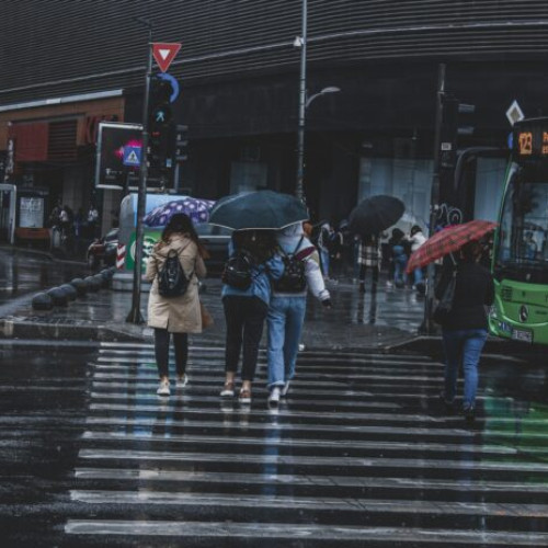 Trei sferturi dintre români au încredere mare în alertele meteo transmise de autorități