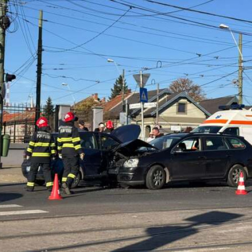 Două tinere rănite într-un accident pe Bd. Liviu Rebreanu din Timișoara