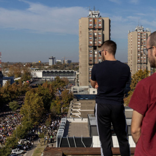 Zeci de mii de oameni au comemorat tragedia de la gara din Novi Sad
