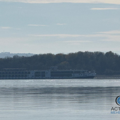 Nava elvețiană cu pasageri a eșuat pe Dunăre în județul Mehedinți