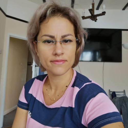 Raluca luptă cu un cancer agresiv pentru a-și vedea fiica crescând