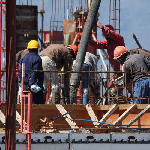 Riscul disponibilizării a 50.000 de angajaţi din construcţii în următoarele şase luni