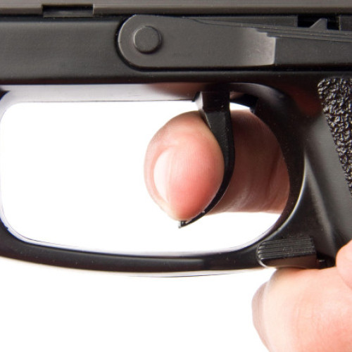 Tânăr cercetat după ce a fost găsit cu pistol și 1.500 de cartușe la domiciliu