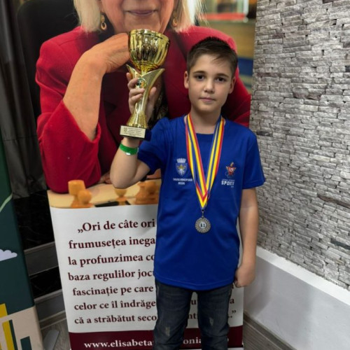 Tânărul șahist Pană Darius Cristian campion la șah clasic pentru a treia oară în trei luni
