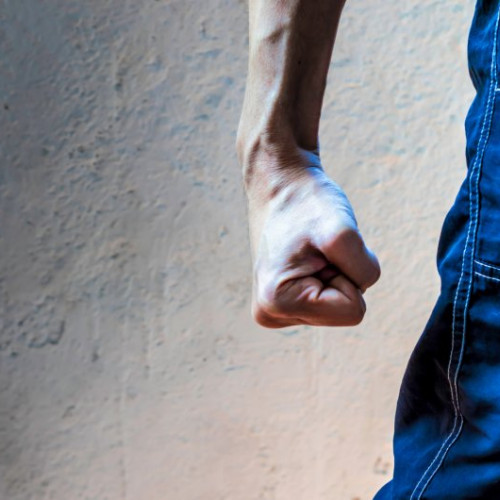 Conflict spontan în Târgu Secuiesc: un bărbat lovit de fiul său vitreg