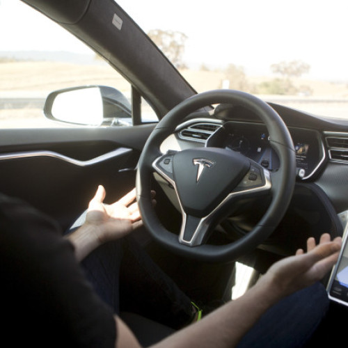 NHTSA cere Tesla documente despre defectele mânerelor ușilor retractabile