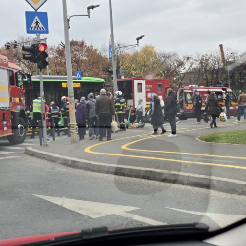 Accident între tramvai și autobuz STB în București soldat cu opt răniți