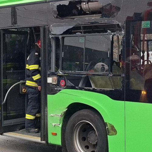 Opt persoane rănite după coliziunea dintre un tramvai și un autobuz în Drumul Taberei
