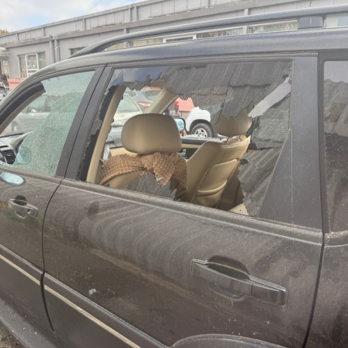 Două mașini vandalizate în centrul Galațiului, proprietarii cer ajutorul poliției