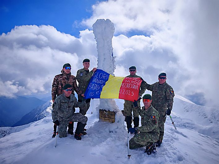 Militarii Batalionului 22 „Cireşoaia” au urcat pe Vârful Moldoveanu de Ziua Vânătorilor de Munte