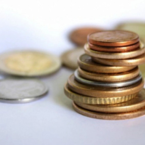 Euro stabil, dolarul susţinut de tensionările comerciale SUA-China