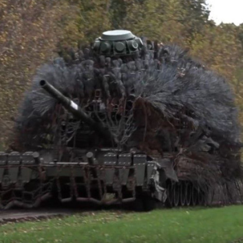 Forțele ruse folosesc tancuri echipate cu structuri anti-drone inovatoare