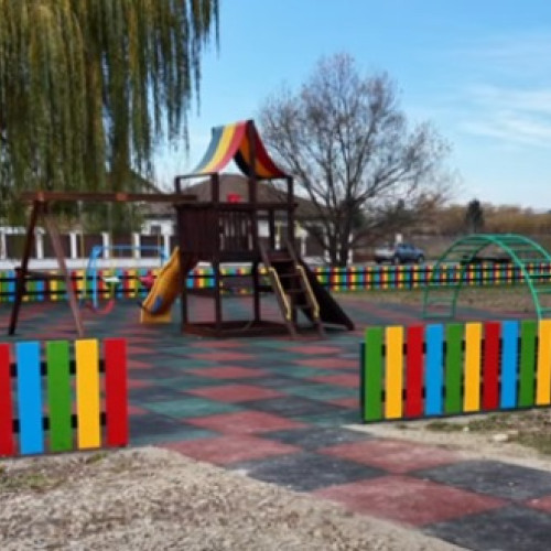 Două parcuri de joacă din Prejmer au fost reamenajate pentru siguranța copiilor