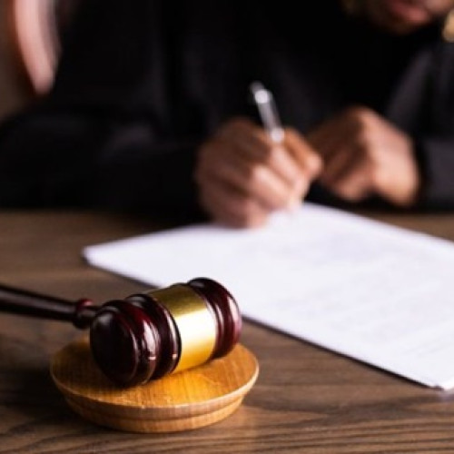 Peste 100 de procurori cer în instanță creșterea salariilor la nivelul Parchetului European