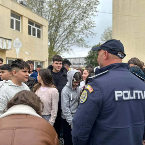 Polițiști și jandarmi desfășoară activități preventive în școlile din Dolj