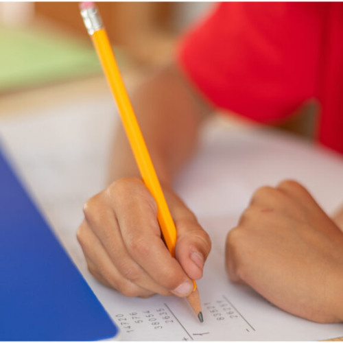 Părinți din Iași se plâng de volumul mare de teme primesc elevii zilnic