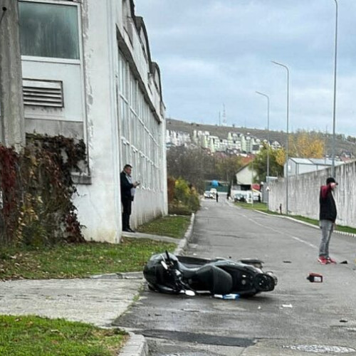 Motociclist rănit după ce o șoferiță a intrat neregulamentar în depășire în Suceava