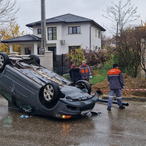 Șofer din Suceava amendat după ce și-a răsturnat mașina pe strada Tudor Vladimirescu din Botoșani
