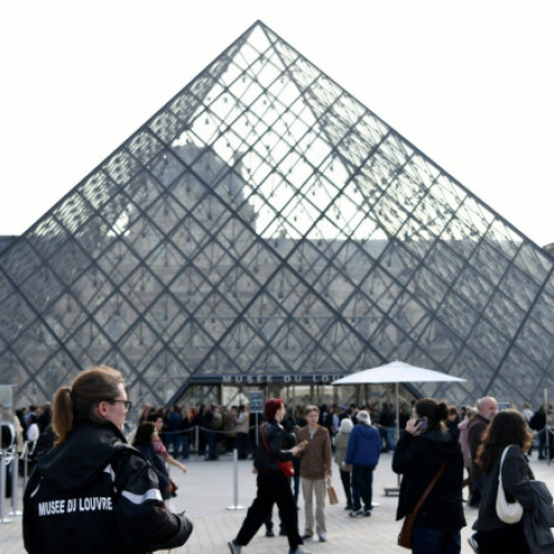 Un suspect în jaful de la Luvru este influencer și fost agent de securitate