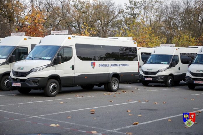 24 de microbuze electrice pentru transportul elevilor din mediul rural în Vrancea