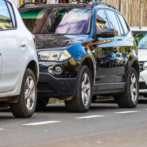 Depistate persoanele care au lipit coduri QR false pe panourile de parcare din Sector 1