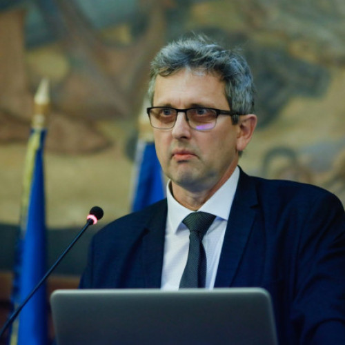 România se îndreaptă spre o economie a serviciilor, nu high-tech, spune economistul Valentin Lazea