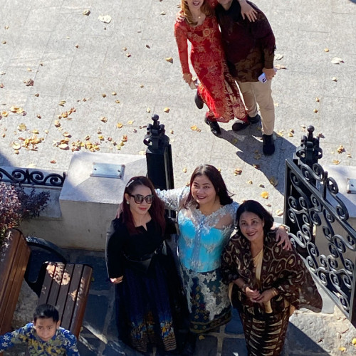 Grup de turiști din Bali, îmbrăcați în costume tradiționale, vizitează Galați