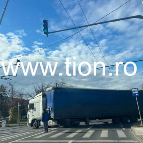 Un tir a blocat traficul în fața Universității de Vest din Timișoara