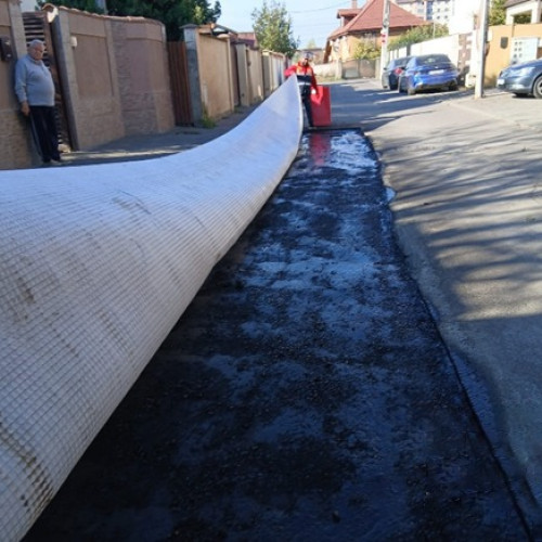 Echipele Sectorului 5 au intervenit pe Drumul Ghindari pentru îmbunătățirea carosabilului