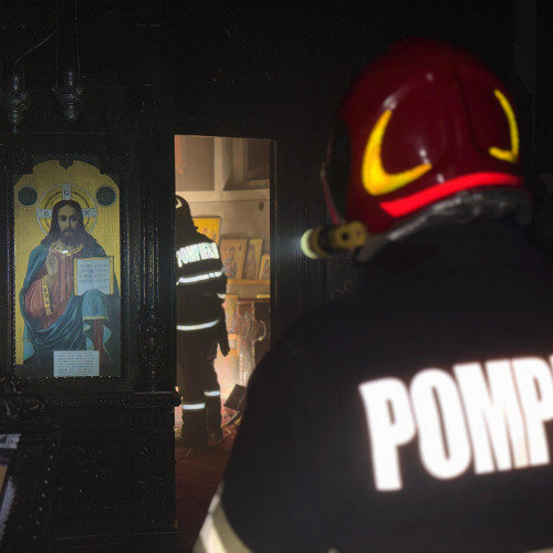 Incendiu izbucnit în biserica din Dorohoi, pompierii intervin pentru stingere
